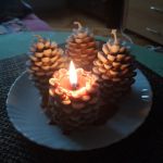 svíčka BOROVÁ ŠIŠKA (cca 7 cm), jemně parfémovaná, hnědá barva