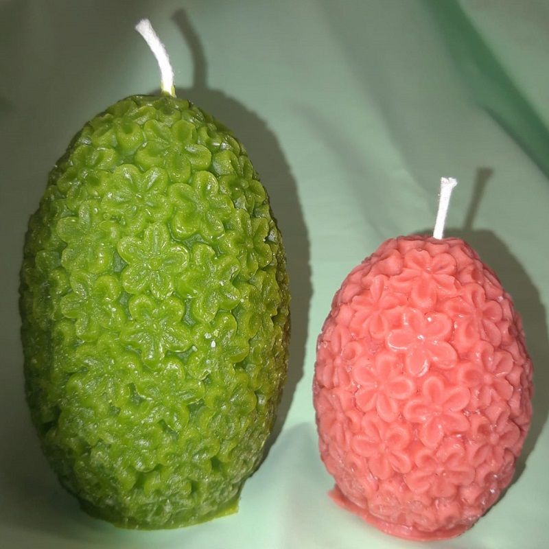 Svíčka Květinové vejce menší (cca 5 cm), povrch květinový reliéf, jemně parfémovaná, různé barvy