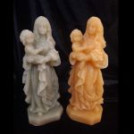 Soška Panna Maria s Ježíškem, včelí vosk nebo směs parafínu s voskem
