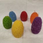 Svíčka Květinové vejce menší (cca 5 cm), povrch květinový reliéf, jemně parfémovaná, různé barvy Chráněná dílna INSPIRACE